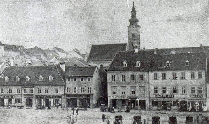 Trg bana Jelačića 1865. godine. Sjeverna strana. Do 1860. godine bio je na sjevernoj strani Jelačićeva trga stalno namješten niz drvenih mesnica i postolarskih radionica